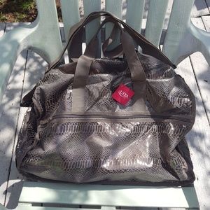 ♡NWT♡ Ultra Rolling Carry-on Bag